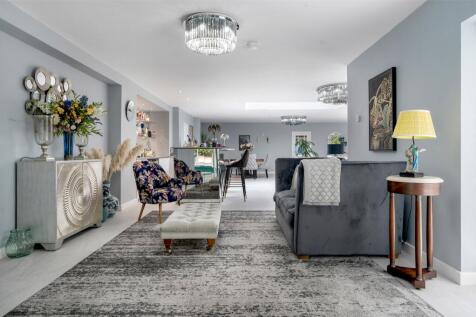 Family Room/Bar