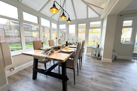 DINING/BREAKFAST AREA