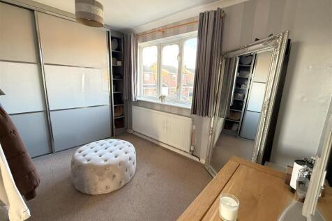 DRESSING ROOM/BEDROOM 5