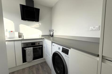 L SHAPED KITCHENETTE