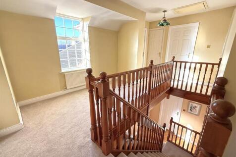 FIRST FLOOR GALLERIED LANDING