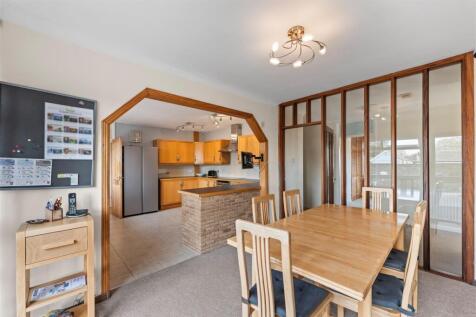 BREAKFAST/DINING AREA