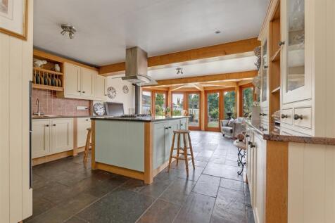 OPEN PLAN LIVING AND DINING KITCHEN