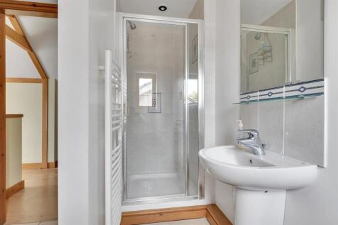 EN-SUITE SHOWER ROOM