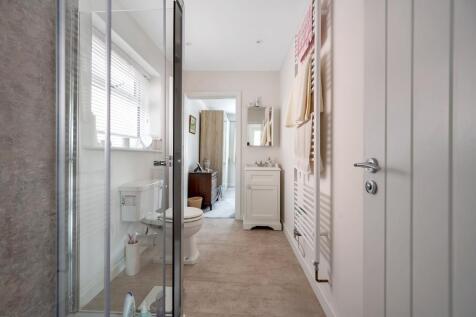 SHOWER/CLOAK ROOM