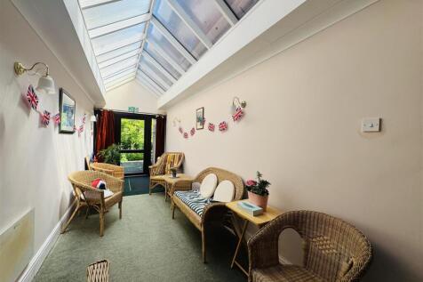 COMMUNAL GARDEN ROOM