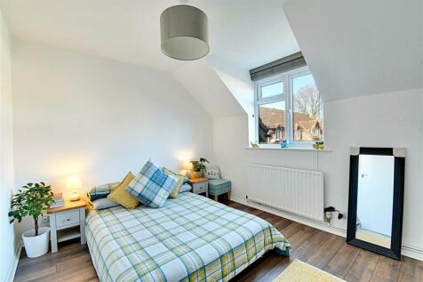Bedroom 1_1.jpg