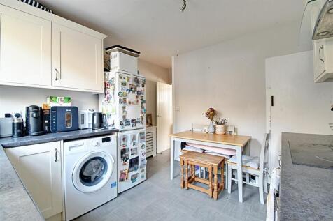 Kitchen 2.jpg
