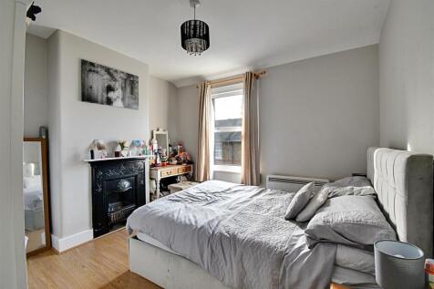 Bedroom 1_1.jpg