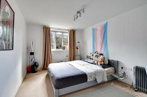 Bedroom 1_1.jpg