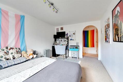 Bedroom 1_2.jpg