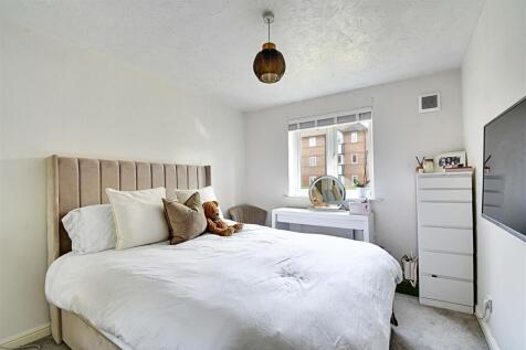 Bedroom 1_1.jpg
