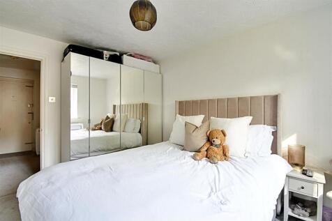 Bedroom 1_2.jpg