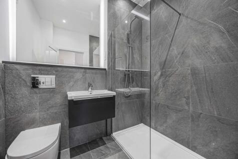 Bathroom (Shower Roo