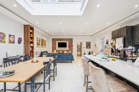 Kitchen / Dining Roo