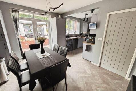 Kitchen / Dining Area