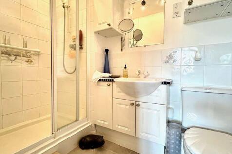 En-Suite to Bedroom 1