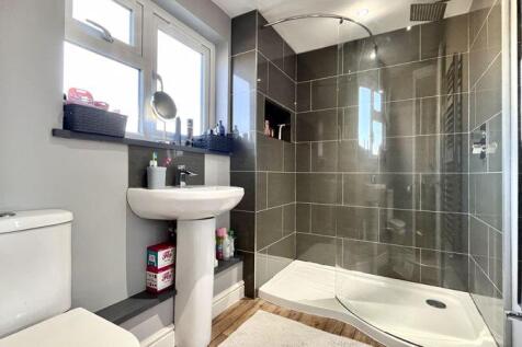 En Suite to Bedroom 1