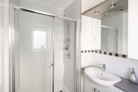 21 - Ensuite 1.jpg