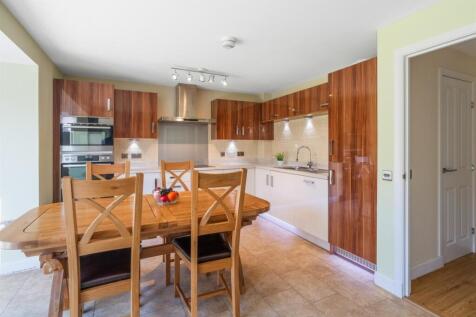 04 - Kitchen 1.jpg