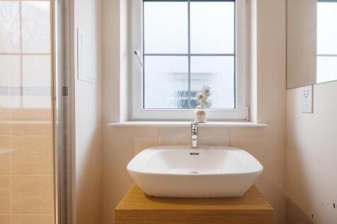 13 - Ensuite 2.jpg