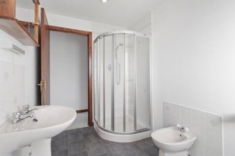 15 - Ensuite bathroom 1.jpg