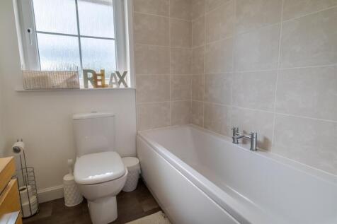 Family bathroom 1.jpg