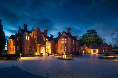 Milverton Hall - By night.jpg