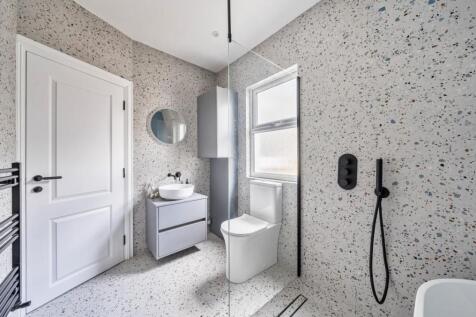 Bathroom - reverse angle.jpg