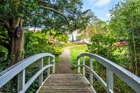 1298086-6827737eb...