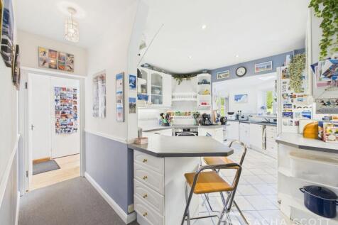 Kitchen / Breakfast Area
