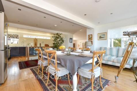 Kitchen/ Dining Area
