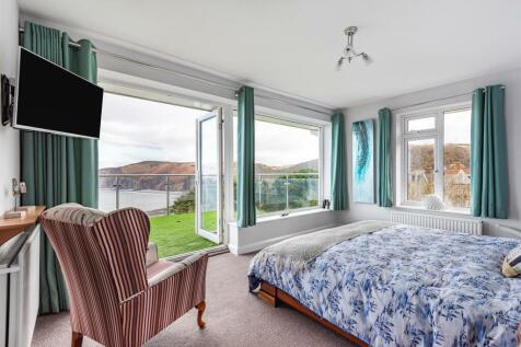 Bedroom 1.jpg