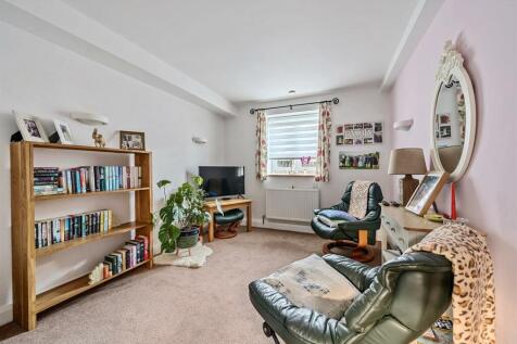 Sitting Room - Bedroom 4.jpg