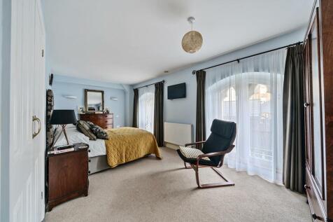 Bedroom 1.jpg