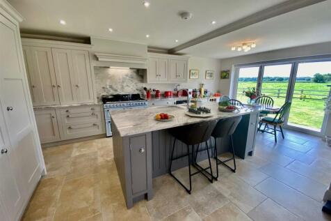 OPEN PLAN KITCHEN/DINING/SITTING ROOM