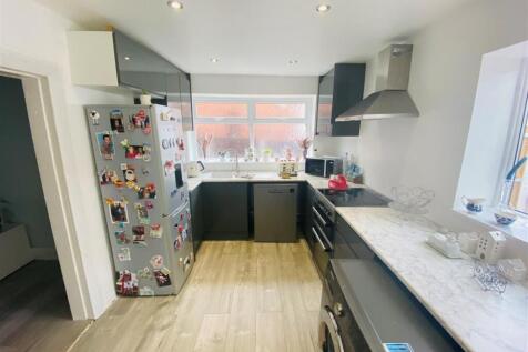 KITCHEN/DINING AREA