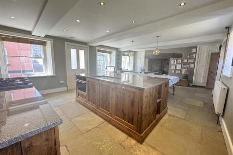 Kitchen/ Dining Room