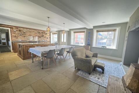 Kitchen/ Dining Room