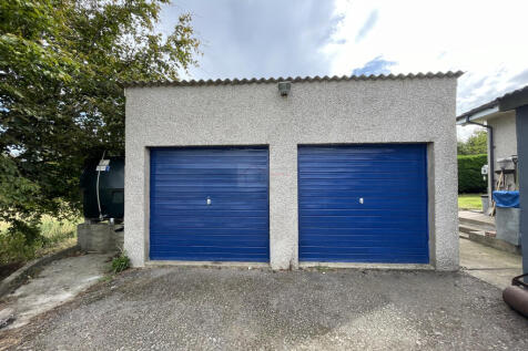 Double garage.JPG