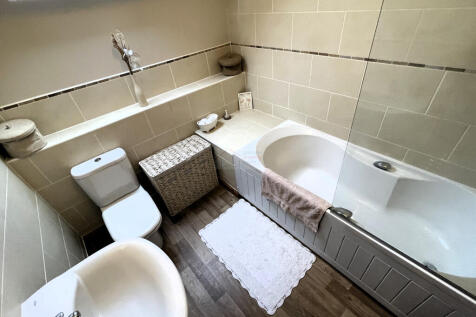 Family Bathroom a.JPG