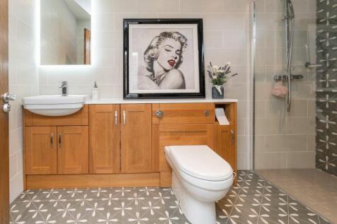 GROUND FLOOR SHOWER ROOM