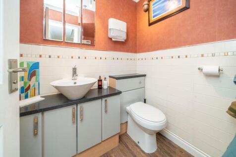 GUEST CLOAKROOM