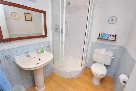 Ensuite guest bedroom one