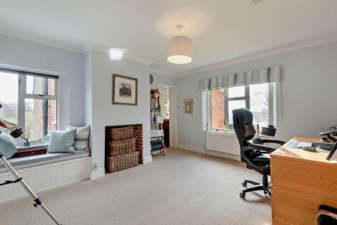 Middhe Bedroom