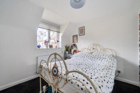 1374717-20-690b48...