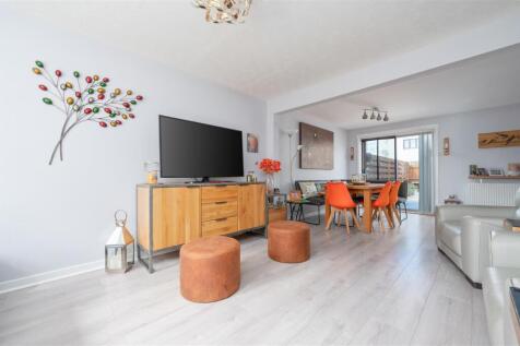 7 Fairley Court 005.JPG