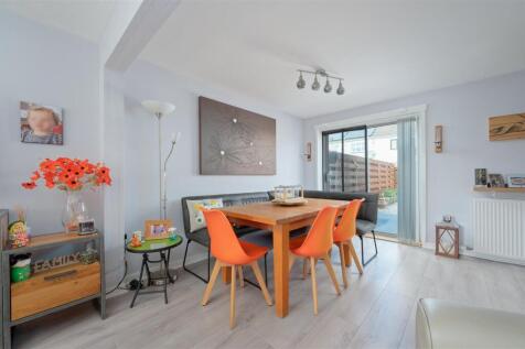 7 Fairley Court 007.JPG