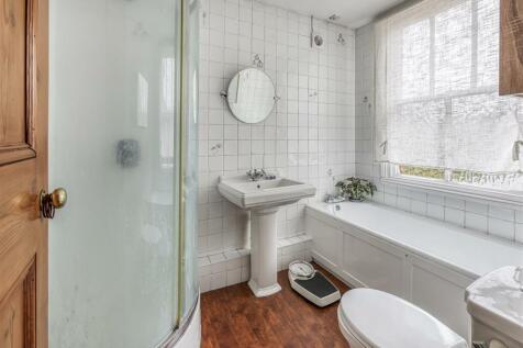 29 Walk Lane-bathroom.jpg