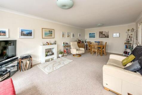 4 Albrighton House-living4.jpg